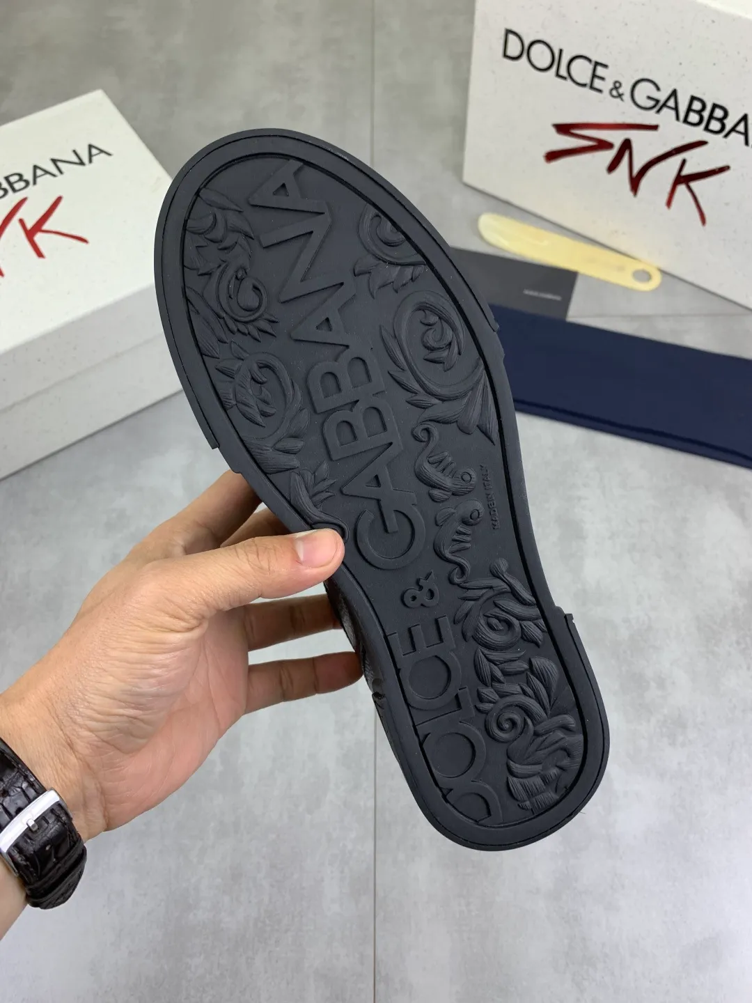 Men's shoes 💰P520 new model (DG-Dolce & Gabbana) latest popular 🔥🔥casual shoes, with brand signature details on the tongue, imported first-layer pebbled cowhide fabric, fashionable and versatile, can add luster to various looks. Create an exquisite design with unique dynamic vitality and modern atmosphere, showing modern elegance. Size: 38-44 (45 46 customized) Color: 4️⃣ colors available